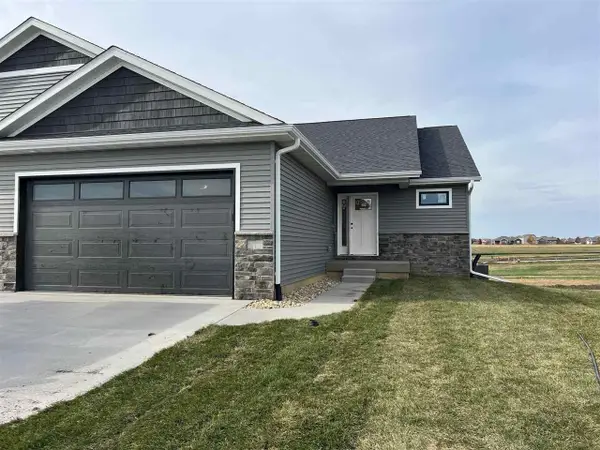 829 Prairie View Dr, West Branch, IA 52358