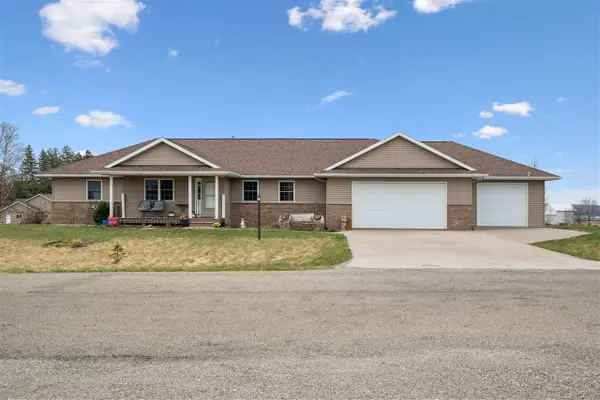 1109 Pelican Dr, Kalona, IA 52247