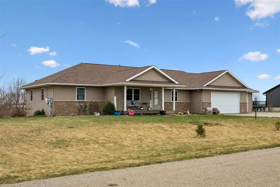 1109 Pelican Dr, Kalona, IA 52247 - #3