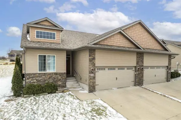1215 Copper Mountain Dr, North Liberty, IA 52317