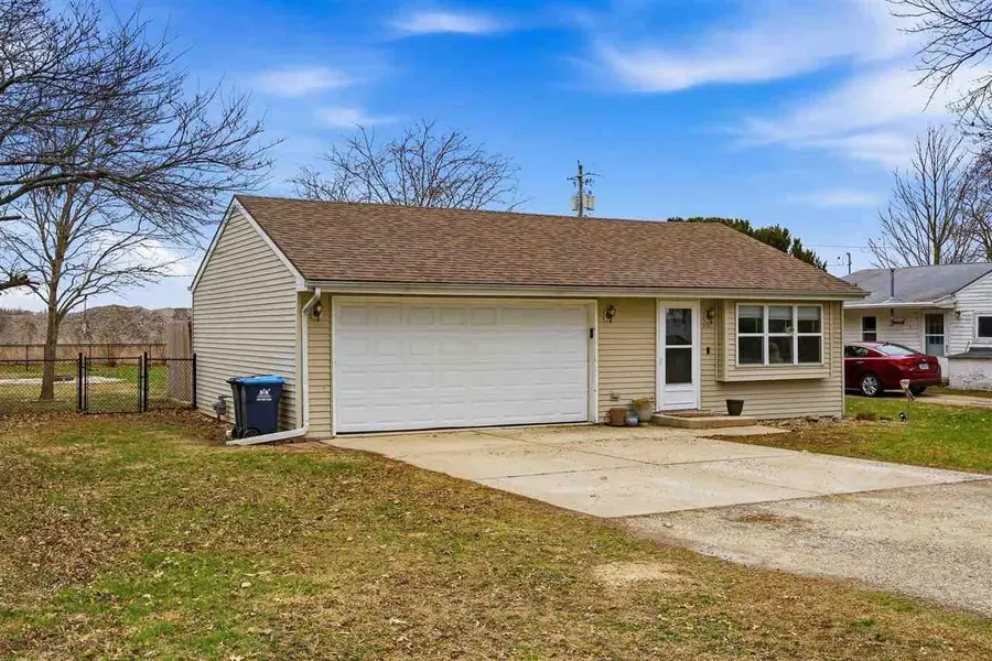 409 Iowa St, Hills, IA 52235 - #2