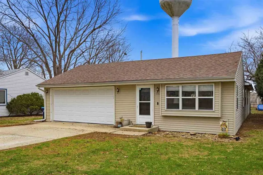 409 Iowa St, Hills, IA 52235 - #3