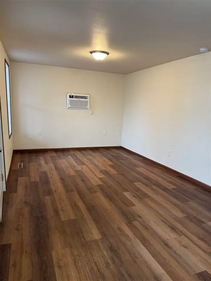 907 6th Ave, Belle Plaine, IA 52208 - #3