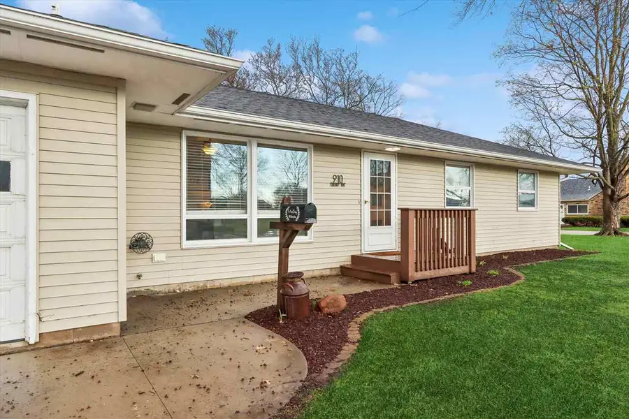 910 Cherry Avenue, Marengo, IA 52301 - #2