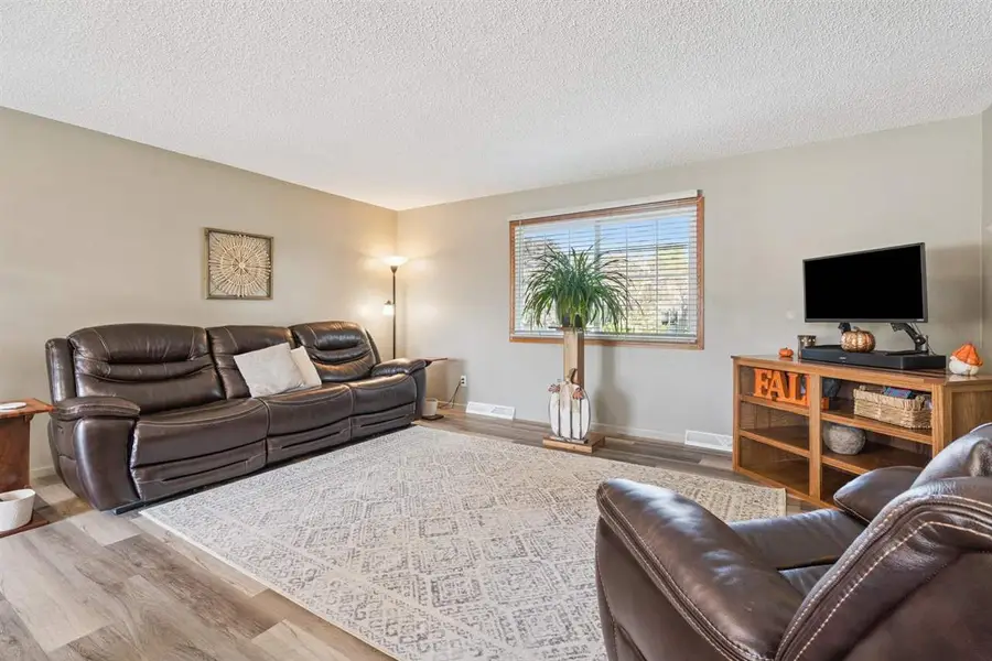 1002 W 17th St, Vinton, IA 52349 - #3