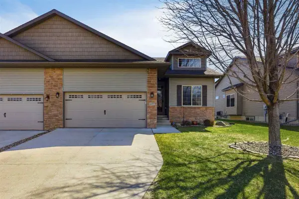 1237 Copper Mountain Dr, North Liberty, IA 52317