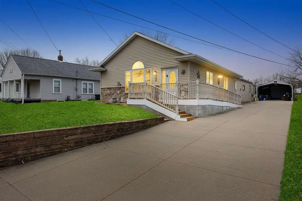 2426 Fruitland Blvd SW, Cedar Rapids, IA 52404 - #1