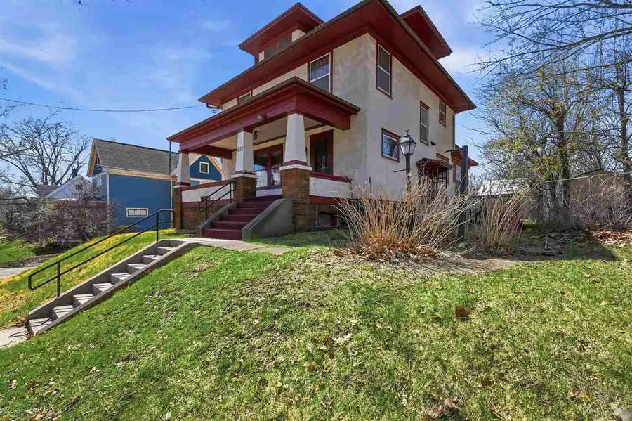 621 N Van Buren St, Iowa City, IA 52245 - #2