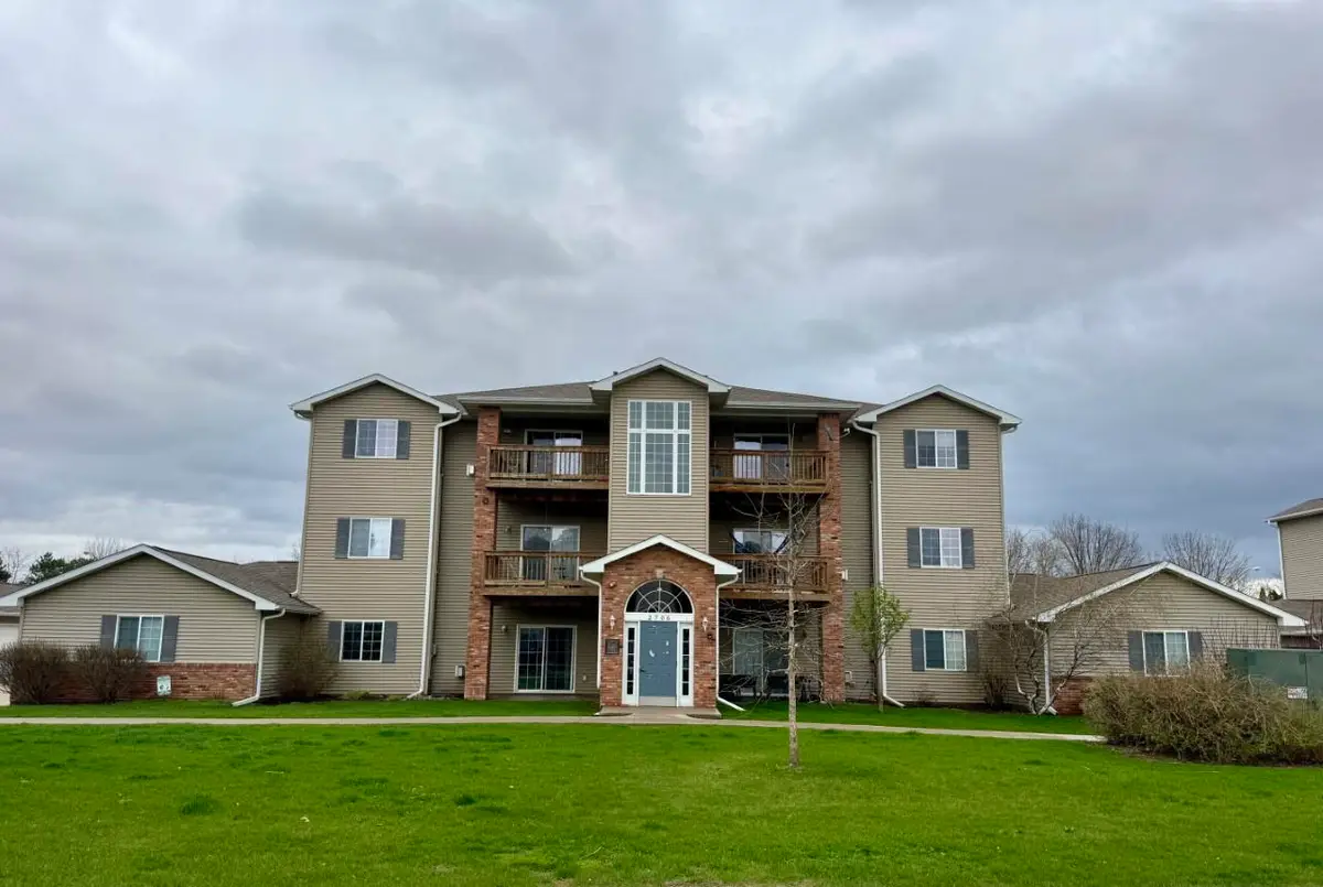 2706 Triple Crown Ln, Iowa City, IA 52240 - #1