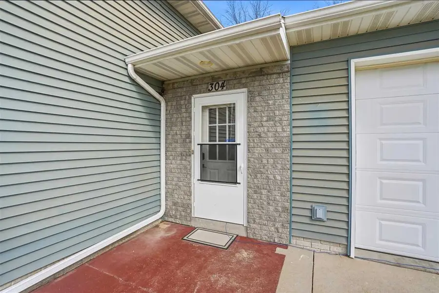 304 Village Sq, Columbus Junction, IA 52738 - #2