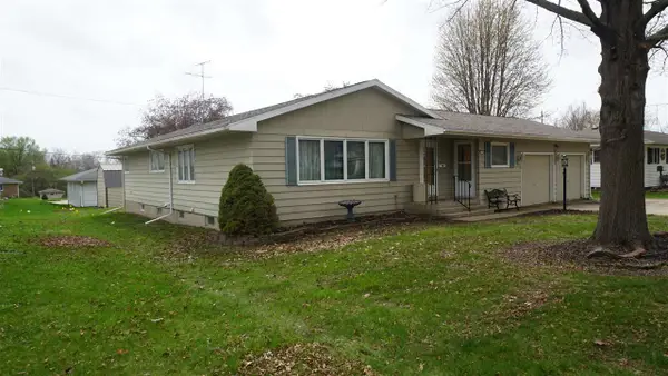 107 E Pioneer Rd, Lone Tree, IA 52755