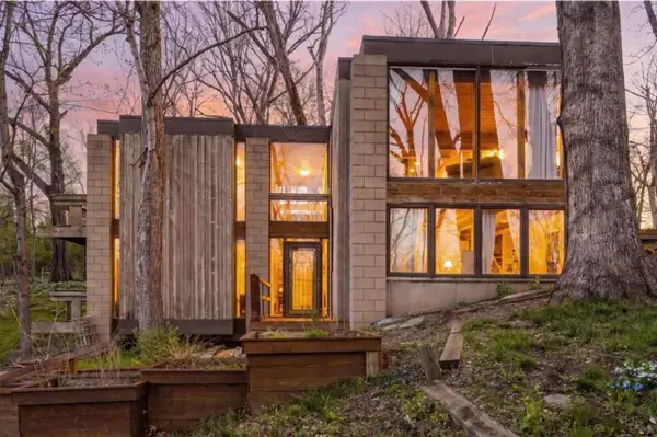 2140 Glass Rd, Cedar Rapids, IA 52402