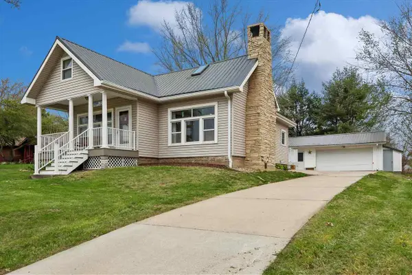 281 Saint Marys St., Riverside, IA 52317