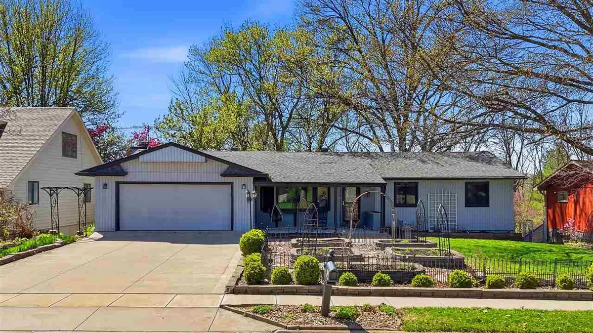 415 Woodridge Ave, Iowa City, IA 52245 - #1