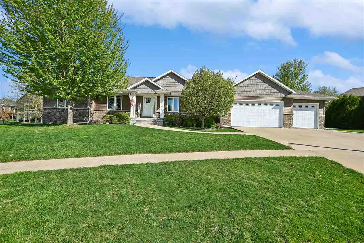 910 Aster Ct, Fairfax, IA 52228 - #1