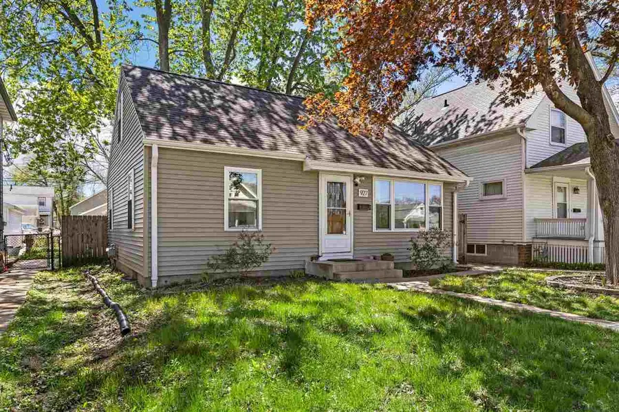 927 G Ave NW, Cedar Rapids, IA 52405 - #2