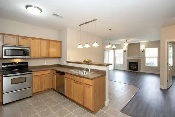 600 Grandview Ct, Iowa City, IA 52246