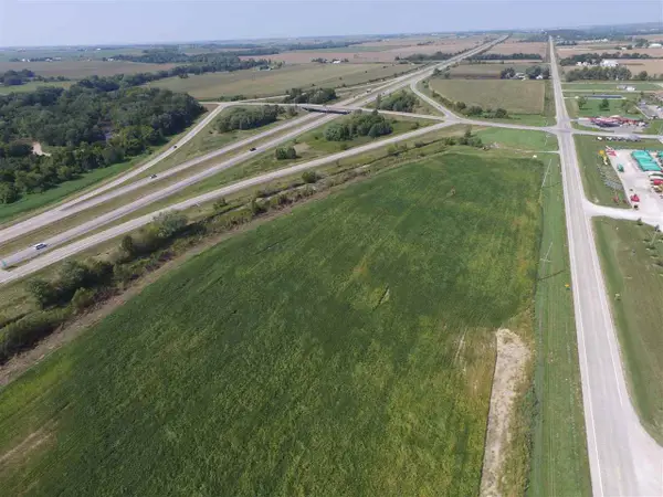 5239 Oak Crest Hill Rd SE, Hills, IA 52235