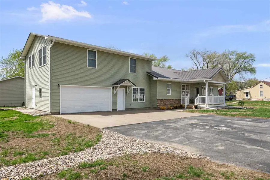 317 S Walnut St, Wilton, IA 52778 - #3