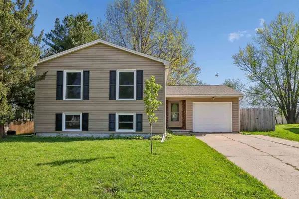 230 Heritage Dr, North Liberty, IA 52317