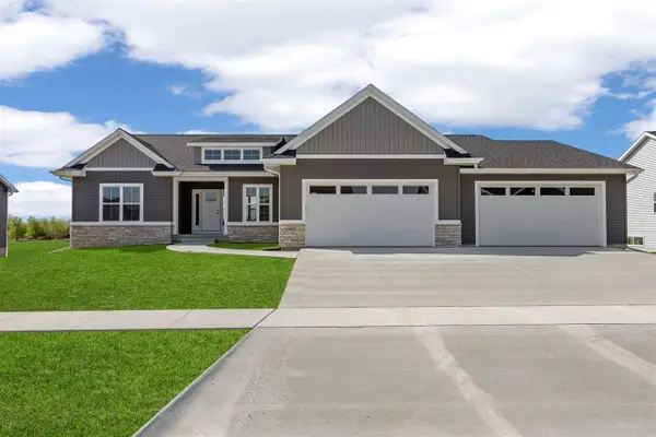 3009 Prairielight Ct, Hiawatha, IA 52233