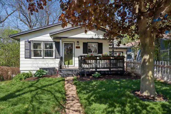 1007 N Summit Street, Iowa City, IA 52245