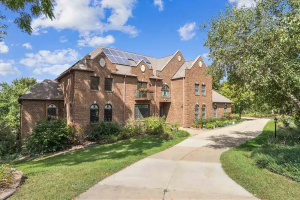 1 Acorn Ct, Iowa City, IA 52246