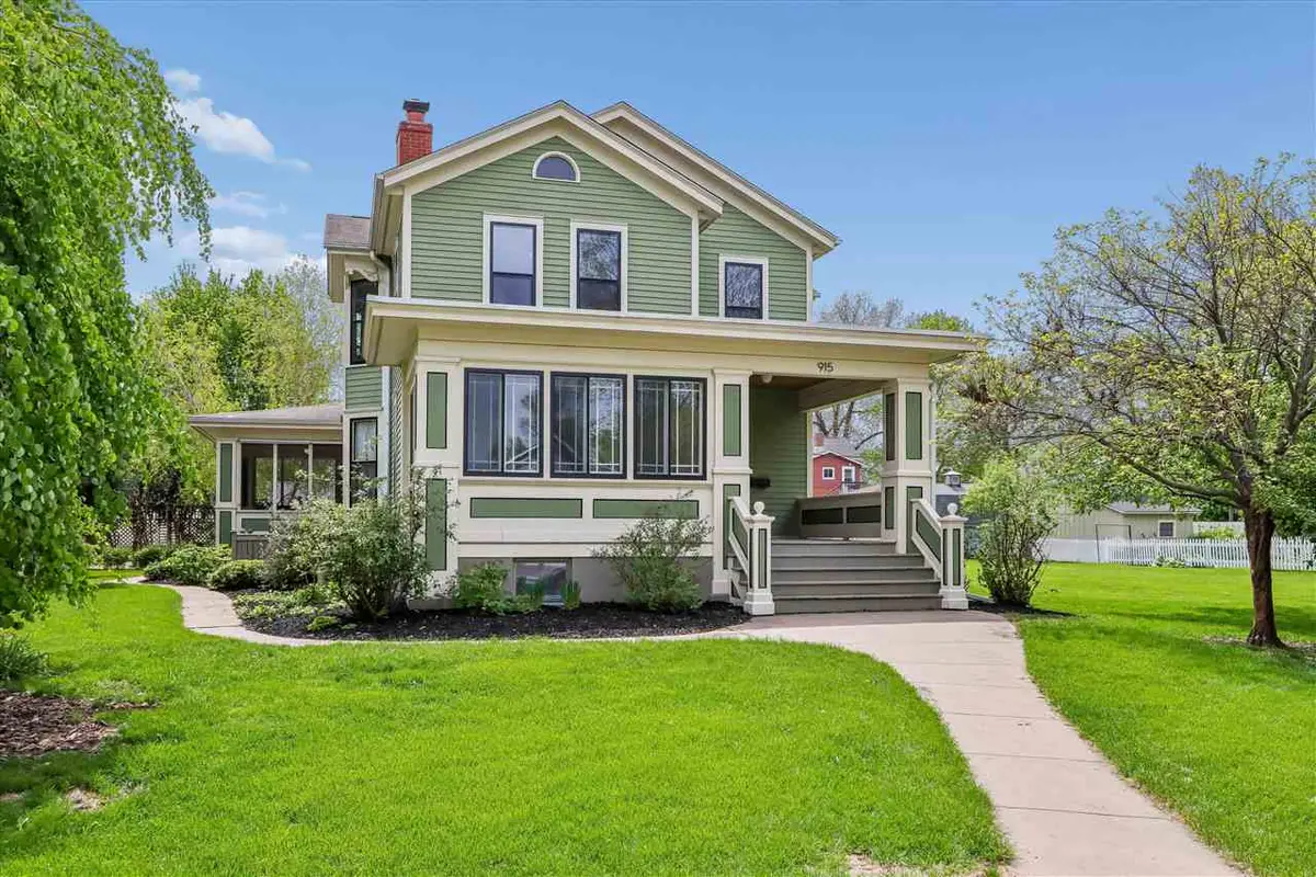 915 E Bloomington Street, Iowa City, IA 52245 - #1