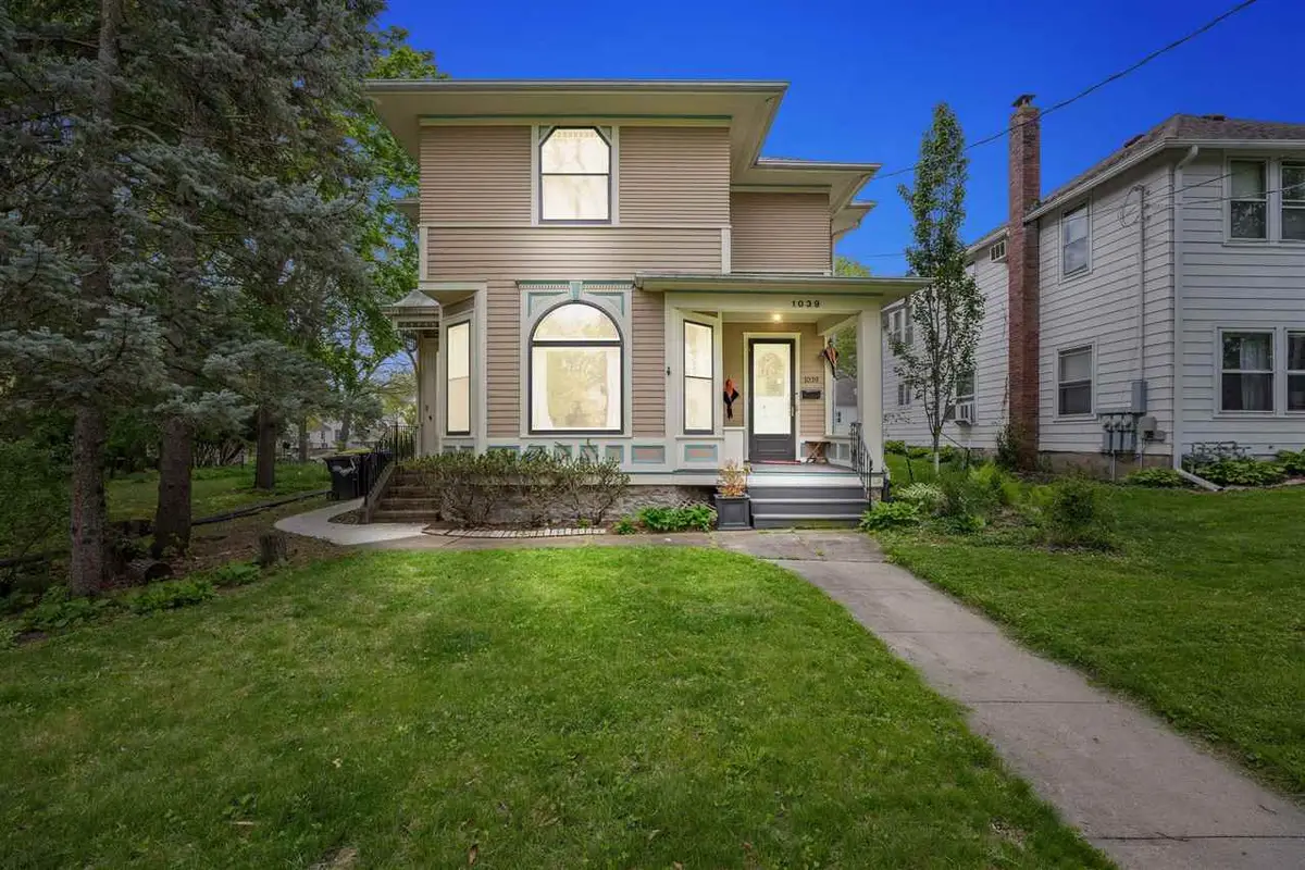 1039 E College St, Iowa City, IA 52240 - #1