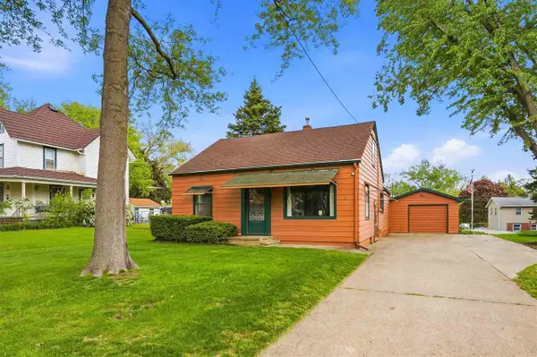 1012 8th Ave, Wellman, IA 52356