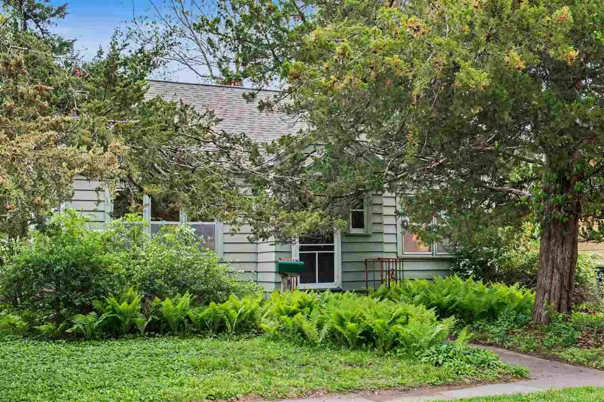 1102 E Bloomington St, Iowa City, IA 52245 - #1