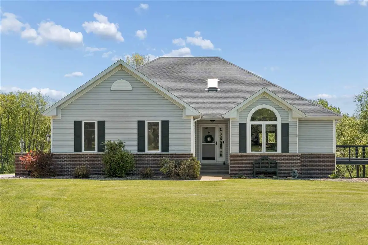 3313 Cedar Hill Dr, Solon, IA 52333 - #1