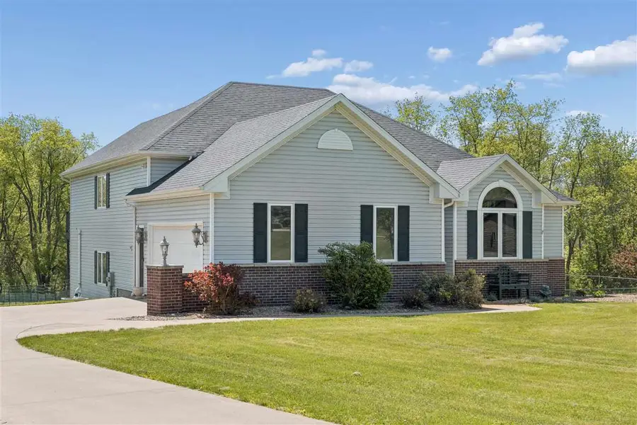 3313 Cedar Hill Dr, Solon, IA 52333 - #2