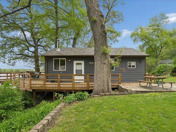 9854 F AVE, Wapello, IA 52653