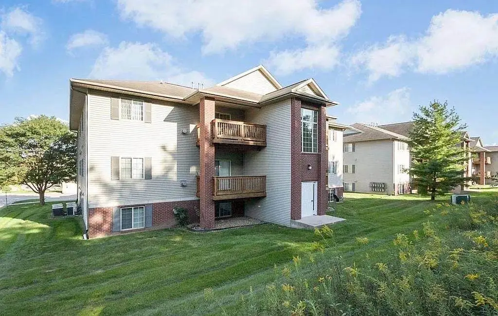 2268 Holiday Rd, Coralville, IA 52241 - #1