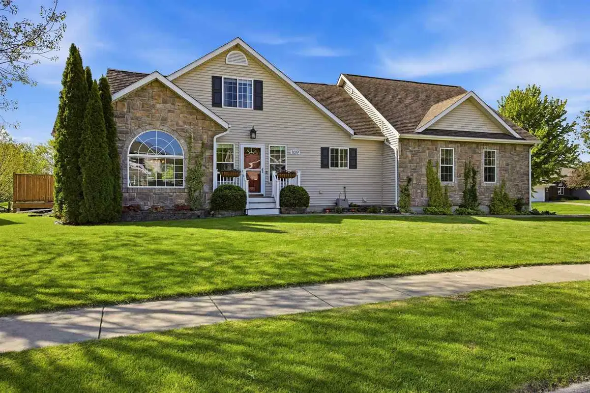 1019 Chamberlain Dr, Iowa City, IA 52240 - #1