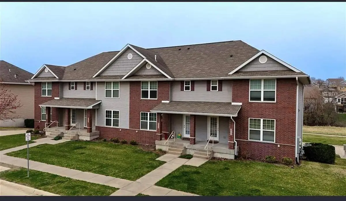 285 Huntington Dr, Iowa City, IA 52245 - #1