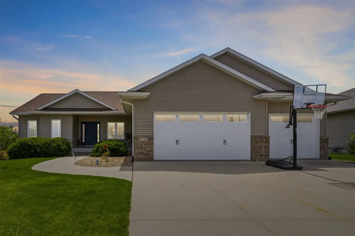3215 Stanley Cup Dr, Marion, IA 52302 - #1