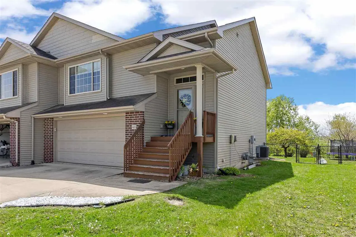 40 Cattail Ln, North Liberty, IA 52317 - #1