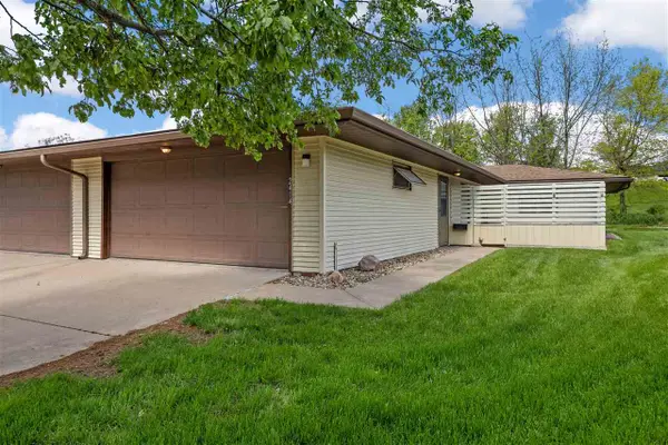 2414 Walden Ct, Iowa City, IA 52246