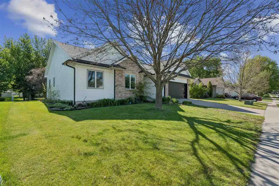 402 Windsor Dr, Solon, IA 52333 - #3