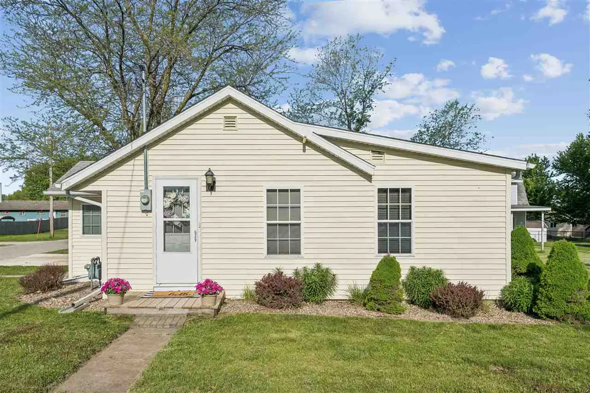 207 Center Ave, Urbana, IA 52345 - #1