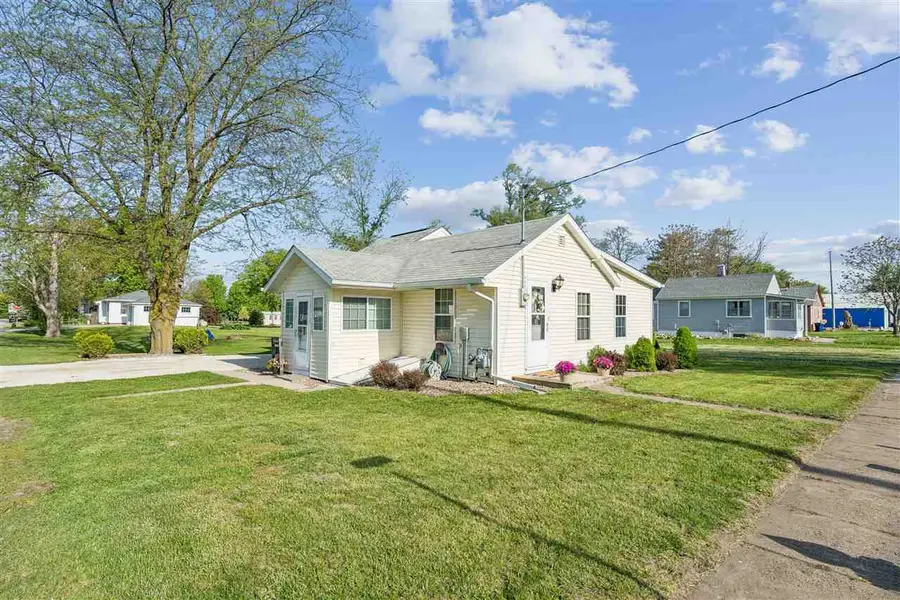 207 Center Ave, Urbana, IA 52345 - #2