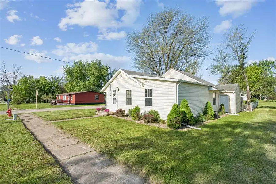207 Center Ave, Urbana, IA 52345 - #3