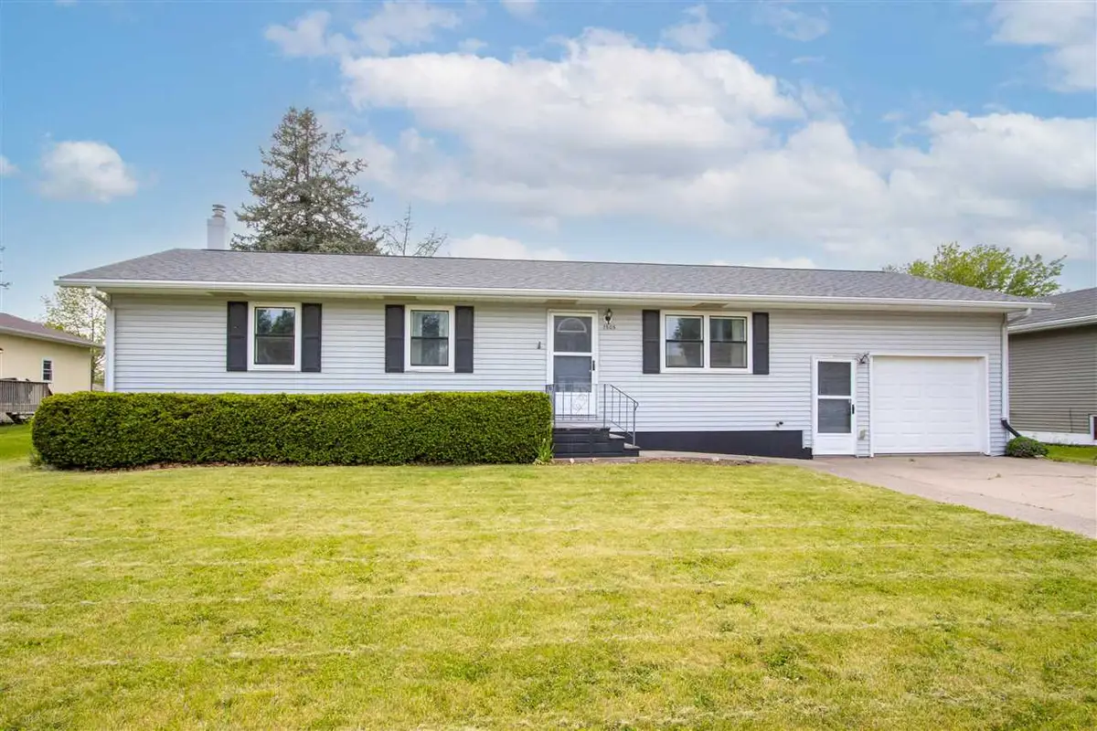1505 N 6th Ave, Washington, IA 52353 - #1