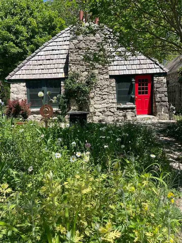 1322 Muscatine Ave, Iowa City, IA 52240