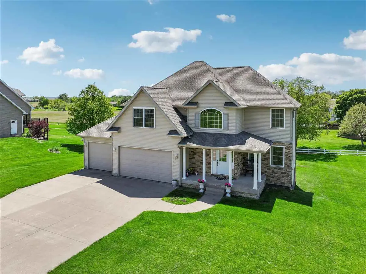 1938 Cranbrook Cross, Muscatine, IA 52761 - #1