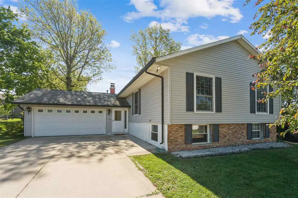 109 Sand Ln NW, Cedar Rapids, IA 52405 - #1