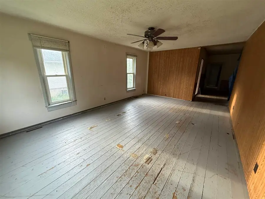 127 W Clark St, North English, IA 52316 - #3