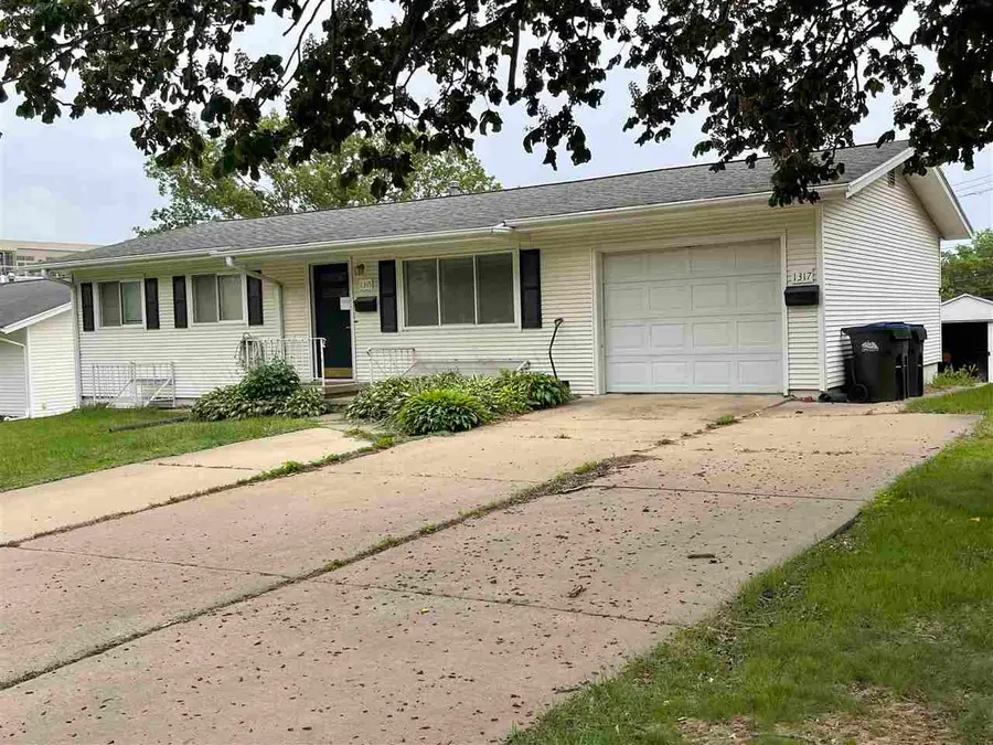 1315 Oakcrest St, Iowa City, IA 52246 - #2